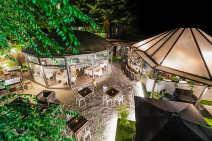 Locale con giardino interno