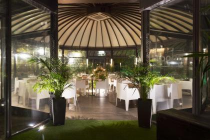 Locale con giardino interno