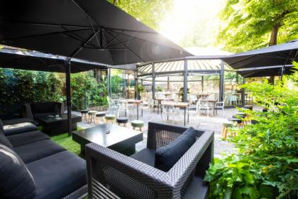 Locale con giardino interno