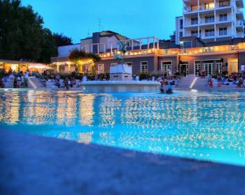 Location con piscina e terrazza