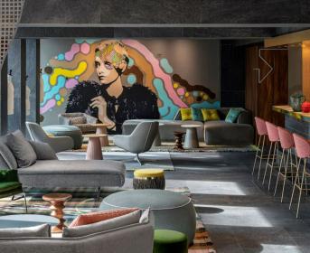 Futuristico hotel con terrazza in Centrale