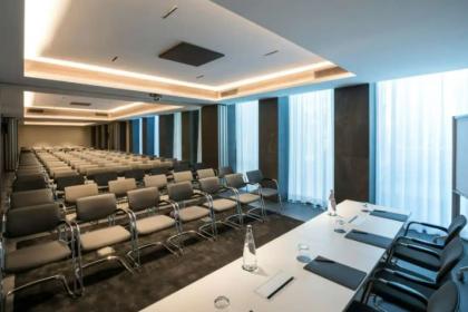 Futuristico hotel con terrazza in Centrale