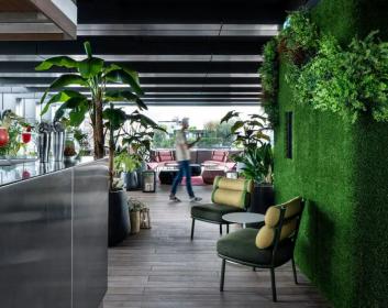 Futuristico hotel con terrazza in Centrale