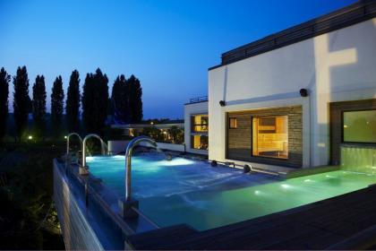 Location Pool Party