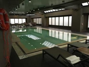 Hotel con vista con piscina
